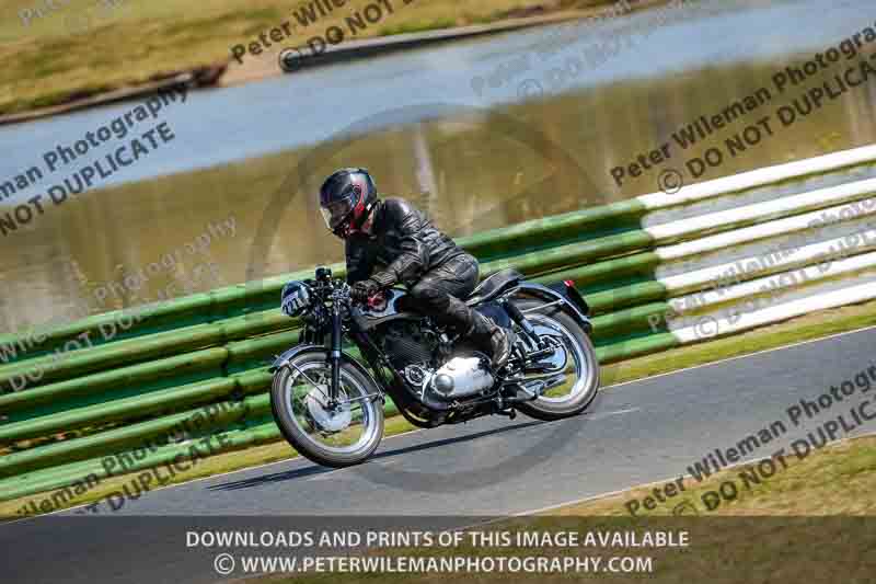 Vintage motorcycle club;eventdigitalimages;mallory park;mallory park trackday photographs;no limits trackdays;peter wileman photography;trackday digital images;trackday photos;vmcc festival 1000 bikes photographs